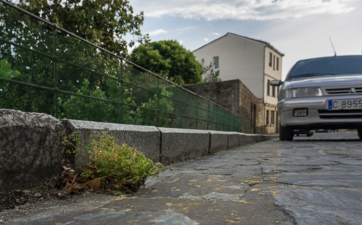 Perpectiva longitudinal de coche atravesando puente